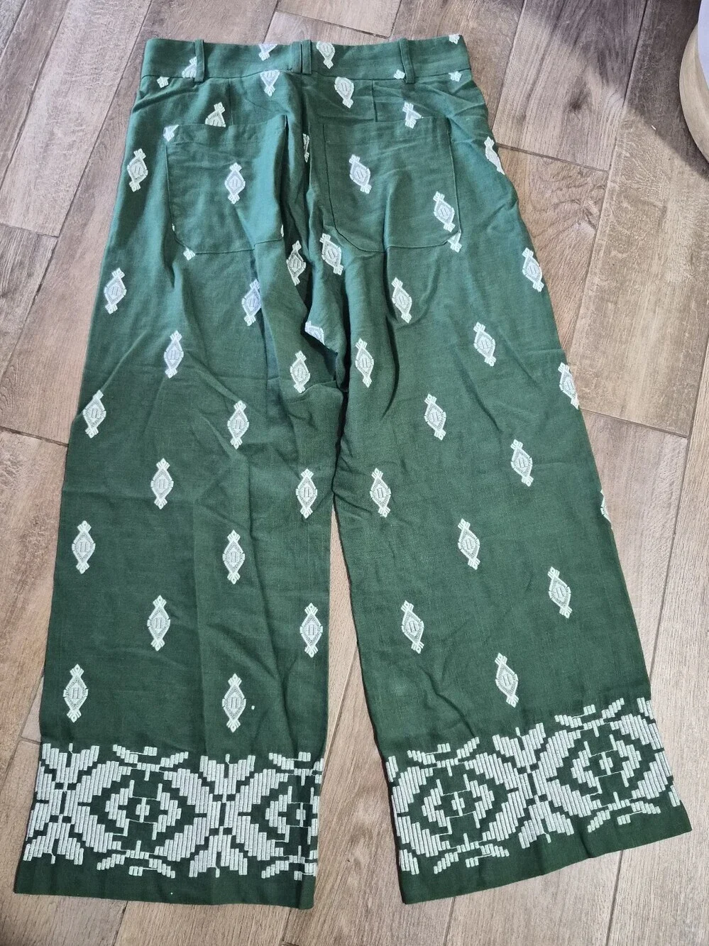 Zara Linen Blend Green With White Embroidered Cropped Pants Size Medium